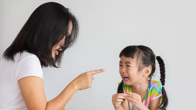 Orang Tua Harus Ingat, 4 Sikap Bikin Anak Jadi Tak Percaya Diri - GenPI.co