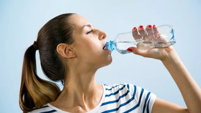 Minum Air Putih di Pagi Hari, Keajaiban Ini Bakal Terjadi - GenPI.co Minum Air Putih di Pagi Hari, Keajaiban Ini Bakal Terjadi - GenPI.co