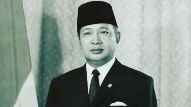 Gaya Soeharto Mencukur Rambut, Anti Mainstream Banget - GenPI.co