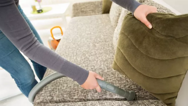 Jadi Sarang Debu dan Kuman, Begini Kiat Bersihkan Sofa di Rumah - GenPI.co