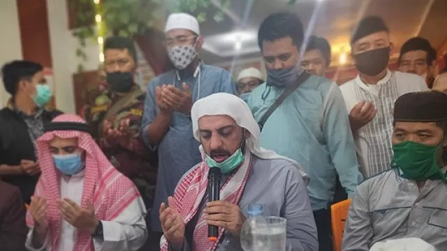 Syekh Ali Jaber Ditusuk, Mirip Modus Operasi Intelijen Lama - GenPI.co Syekh Ali Jaber Ditusuk, Mirip Modus Operasi Intelijen Lama - GenPI.co