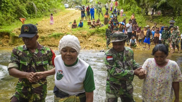 Desa Balung yang Terisolir Bikin Tentara Turun Tangan - GenPI.co