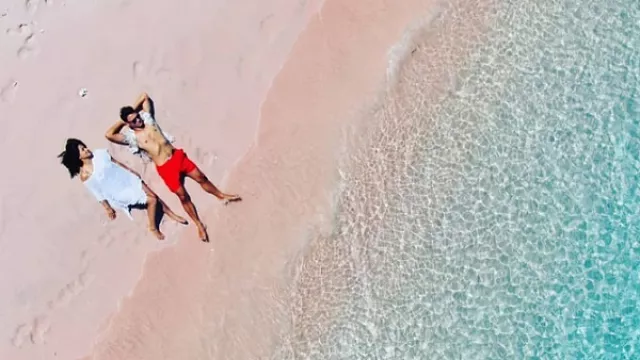 Pasangan Artis Seksi di Pantai Pink, Terasa Dunia Milik Berdua - GenPI.co