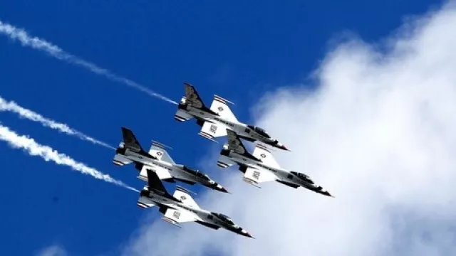 Jet F-16 Amerika Serikat Beri Penghormatan untuk Pejuang Covid-19 - GenPI.co