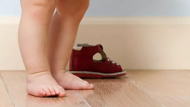 Mom, Berjalan Nyeker Bisa Menguatkan Tulang Kaki Si Kecil - GenPI.co