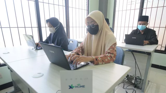 Alhamdulillah, Santri di 12 Ponpes Dapat Laptop dari XL Axiata - GenPI.co