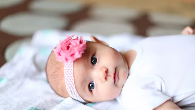 Rekomendasi 10 Nama Bayi Perempuan Bermakna Bahagia - GenPI.co