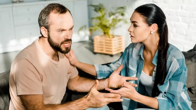 Jangan Ikut Ngambek, 4 Cara Menenangkan Suami yang Sedang Marah - GenPI.co
