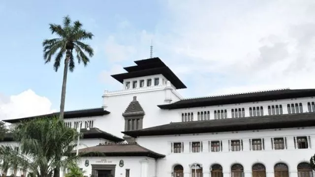 Gedung Pakuan & Gedung Sate Dipinjamkan untuk Vaksinasi Covid-19 - GenPI.co