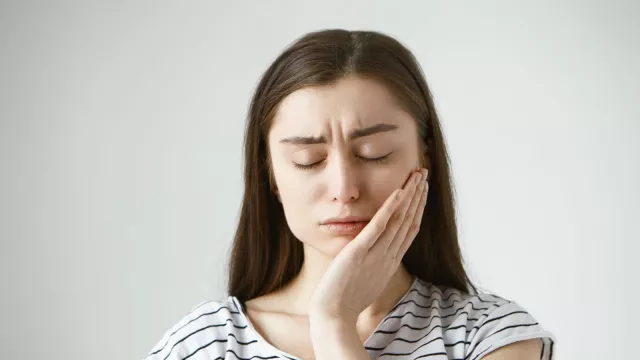 4 Bahan Alami Bisa Bantu Atasi Gigi Sensitif - GenPI.co