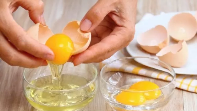 2 Cara Pakai Kuning Telur untuk Rambut Lebat Alami Bebas Ketombe - GenPI.co