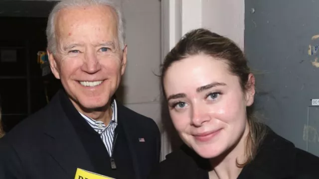 Manis Banget! 4 Potret Menawan Naomi Biden, Cucu Presiden AS - GenPI.co Manis Banget! 4 Potret Menawan Naomi Biden, Cucu Presiden AS - GenPI.co
