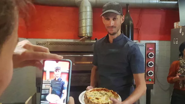 Pria Ini Buat Pizza dengan Topping 254 Jenis Keju, Pecahkan Rekor - GenPI.co