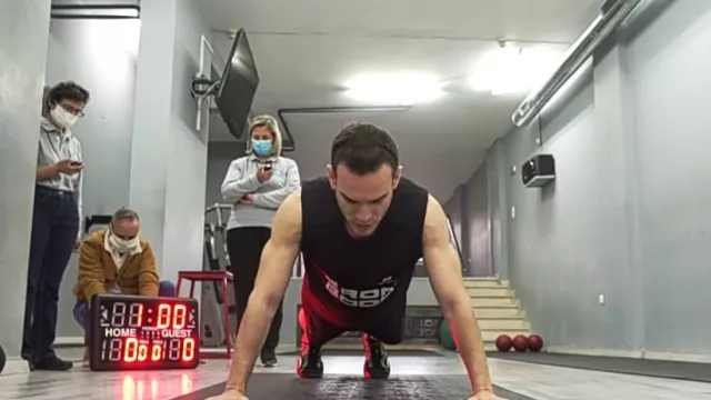 Atlet Yunani Pecahkan Rekor Hand-Release Push Up 64 Kali/60 Detik - GenPI.co