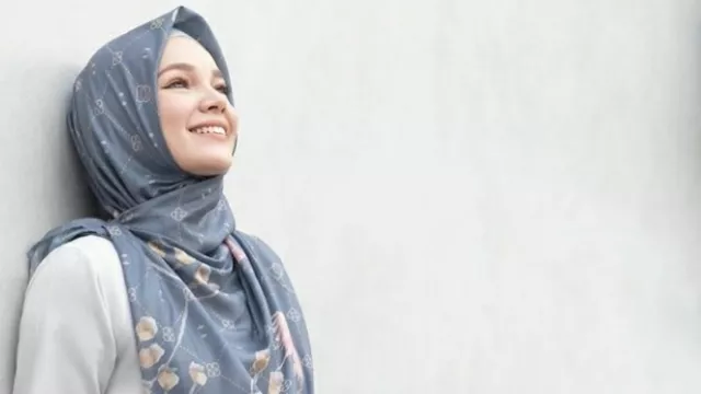 Kisah Haru Dewi Sandra Salat Bareng Sang Ayah yang Juga Mualaf - GenPI.co