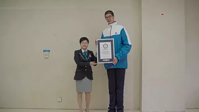 Punya Tinggi Tubuh 2,1 Meter, Remaja China Pecahkan Rekor Dunia - GenPI.co