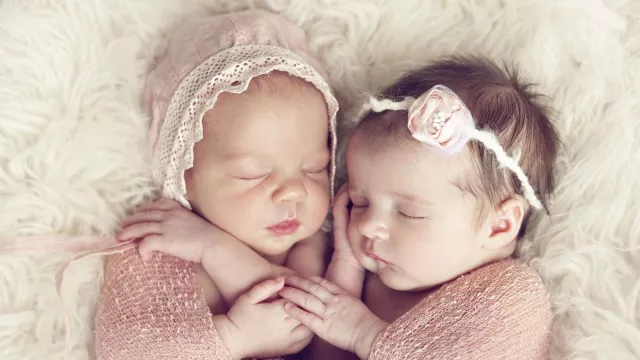 Inspirasi Nama Bayi Kembar Perempuan yang Punya Arti Cantik - GenPI.co