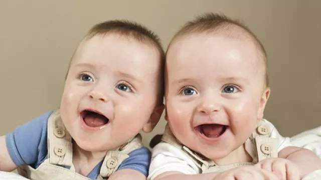 Inspirasi Nama Bayi Kembar Laki-kaki dari Bahasa Arab - GenPI.co
