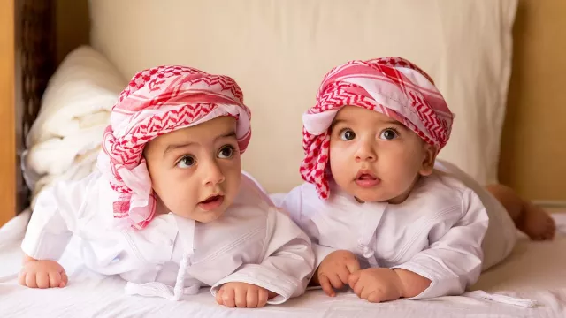 Daftar Nama Bayi Kembar Laki-laki Islami, Semoga Jadi Anak Saleh - GenPI.co