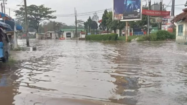Hati-hati! Jalanan di Bandung Selatan Tergenang Banjir - GenPI.co JABAR