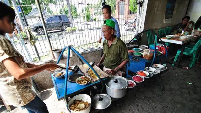 Empal Gentong, Kuliner Khas Cirebon yang Menggugah Selera - GenPI.co JABAR