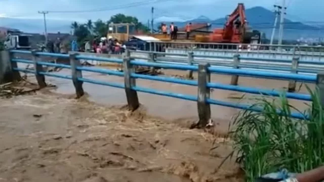 Gara-gara Tergenang Air Banjir, Kereta di Bandung Tertahan di Rel - GenPI.co JABAR