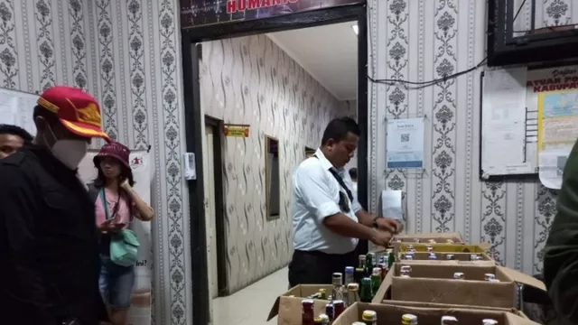 Jelang Nataru, Aparat Gabungan Purwakarta Sita 755 Botol Miras - GenPI.co JABAR