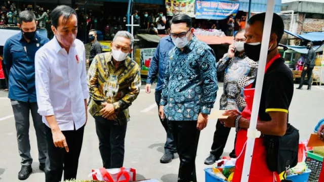 Kunjungi Pasar Sederhana Bandung, Jokowi Bagi-bagi Bantuan Tunai - GenPI.co JABAR
