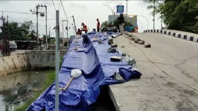Jembatan Ambles, Pemkab Karawang Minta Kontraktor Tanggung Jawab - GenPI.co JABAR