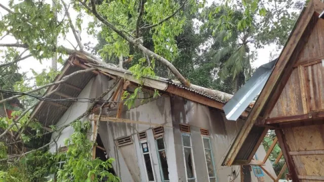 Diterjang Angin Kencang, 10 Rumah Warga Sukabumi Rusak Berat - GenPI.co JABAR