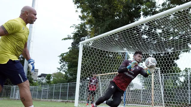 Sejumlah Kiper Persib di Teror Bobotoh, Passos: Tolong Respek! - GenPI.co JABAR