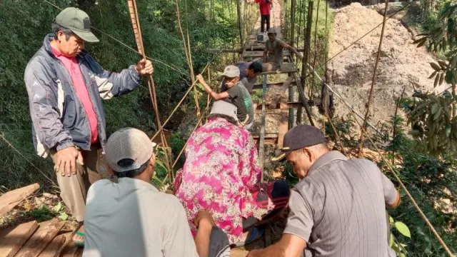 Jembatan di Kecamatan Takokak Cianjur Rusak Parah, Warga Mengeluh - GenPI.co JABAR
