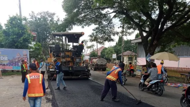Jalan Cikalong-Cilamaya Diperbaiki, Warga Karawang Bisa Happy - GenPI.co JABAR