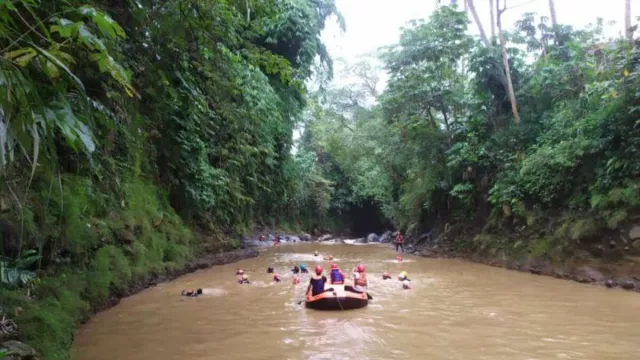 Warga Bogor Jatuh ke Sungai Ciliwung, Begini Kronologisnya - GenPI.co JABAR