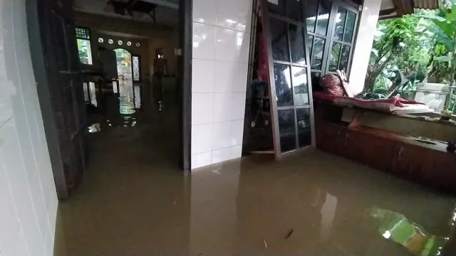 Belasan Rumah di Depok Kebanjiran, Warga Memilih Bertahan - GenPI.co JABAR
