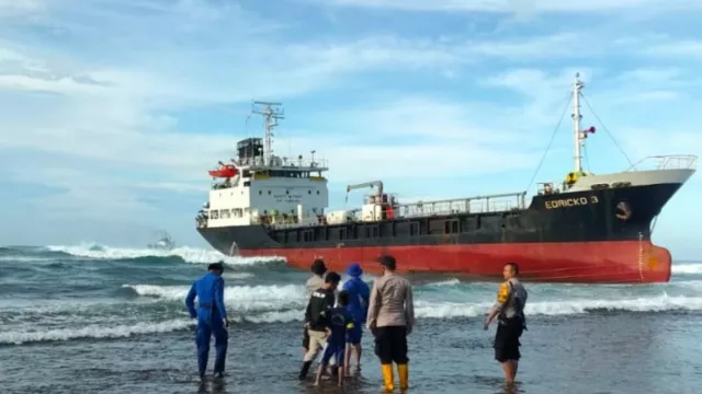 Kapal Tanker Gagal dievakuasi dari Pantai Sancang ke Tengah Laut - GenPI.co JABAR