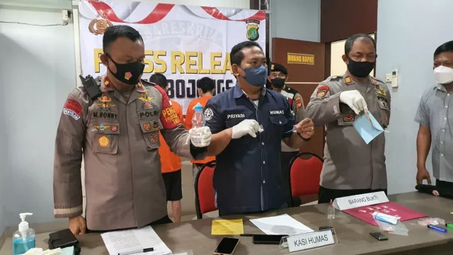 Kurir Narkoba ditangkap, Polisi Ungkap Fakta Mengagetkan - GenPI.co JABAR