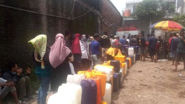 Warga Rela Jauh-Jauh ke Kota Cirebon untuk Antre Minyak Goreng - GenPI.co JABAR