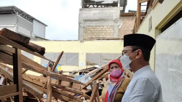 DPRD Kota Bogor Sentil Pemkot Soal Amburknya SDN Ciheulet 2 - GenPI.co JABAR