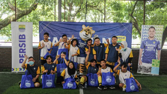 Persib Bandung ajak penyandang Down Syndrome Bermain Bola Bersama - GenPI.co JABAR