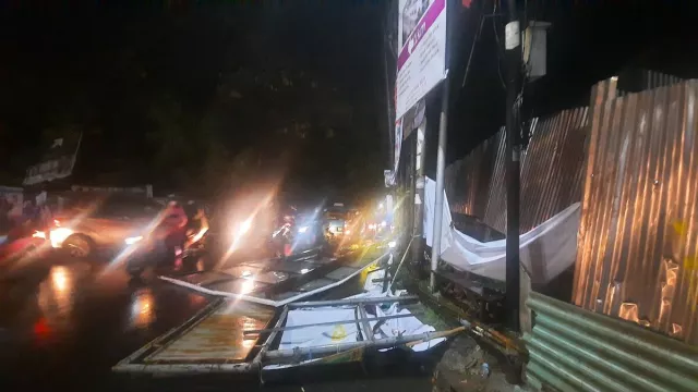 Mobil Keren Tertimpa Baliho di Kota Depok - GenPI.co JABAR