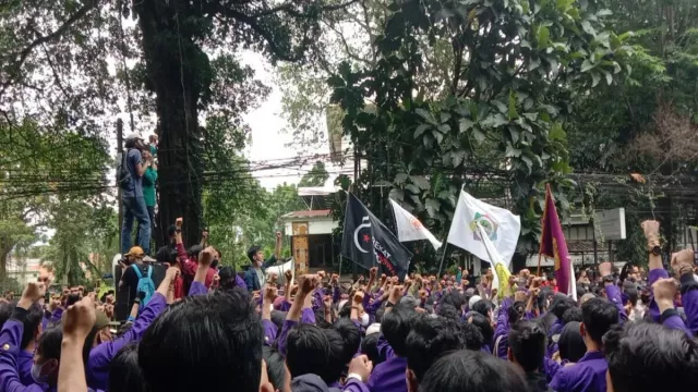 Ribuan Mahasiswa Se-Bogor Raya Beri Warning untuk Presiden Jokowi - GenPI.co JABAR