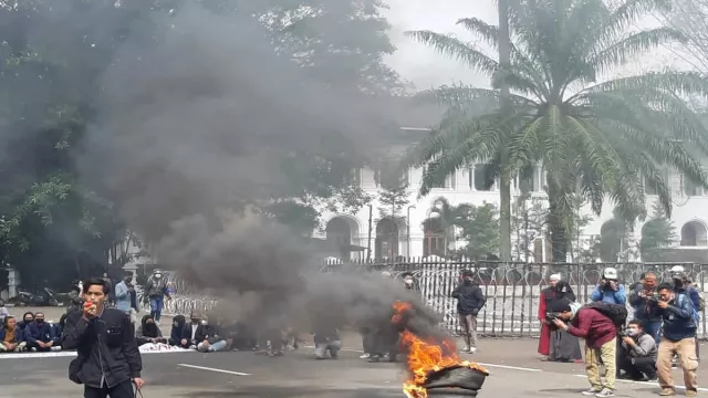 Ban Sempat dibakar Dalam Aksi Unjuk Rasa Mahasiswa di Gedung Sate - GenPI.co JABAR
