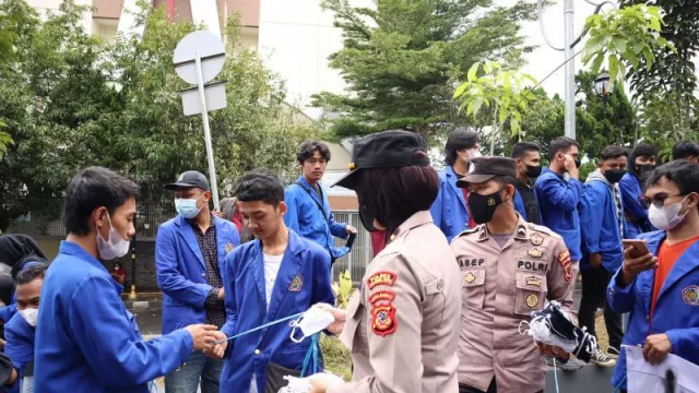 Demo Mahasiswa Kondusif, Kapolres Sukabumi Kota Acungkan Jempol - GenPI.co JABAR