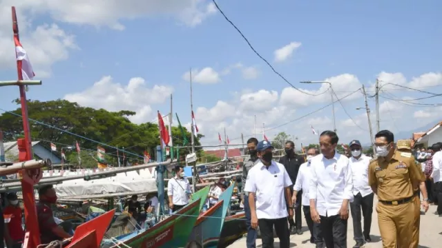 Solar Langka, Nelayan Cirebon Curhat ke Ridwan Kamil dan Jokowi - GenPI.co JABAR
