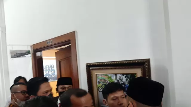Pelantikan Wali Kota Bandung, Yana Mulyana diwarnai Interupsi - GenPI.co JABAR