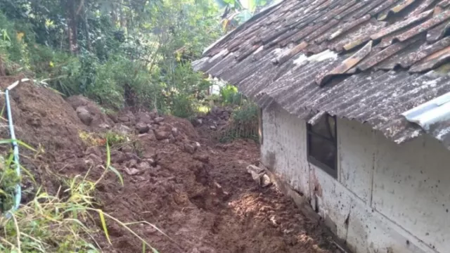 Longsor Kembali Terjadi di Cianjur, Empat Desa Terdampak - GenPI.co JABAR Longsor Kembali Terjadi di Cianjur, Empat Desa Terdampak - GenPI.co JABAR