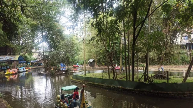 Referensi Wisata Lebaran, Naik Perahu di Zoo Bandung - GenPI.co JABAR