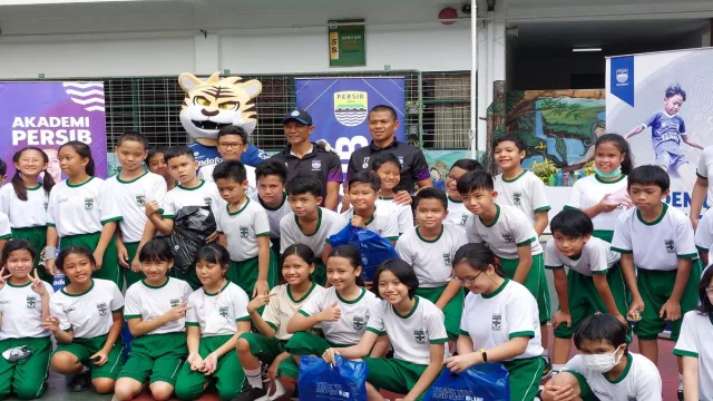 Berbagi Ilmu Sepak Bola Lewat Program Persib Goes to School - GenPI.co JABAR