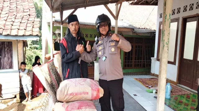 Top! Polsek Cilaku Berikan Bantuan Semen untuk Masjid yang Rusak - GenPI.co JABAR